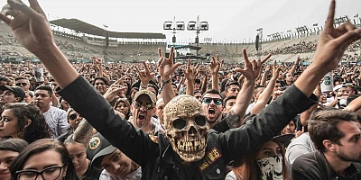 Meksika'da virüse rağmen konsere binler katıldı