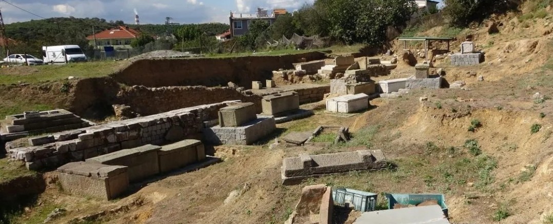 Parion’da anne ve çocuğuna ait iki bin yıllık mezar bulundu